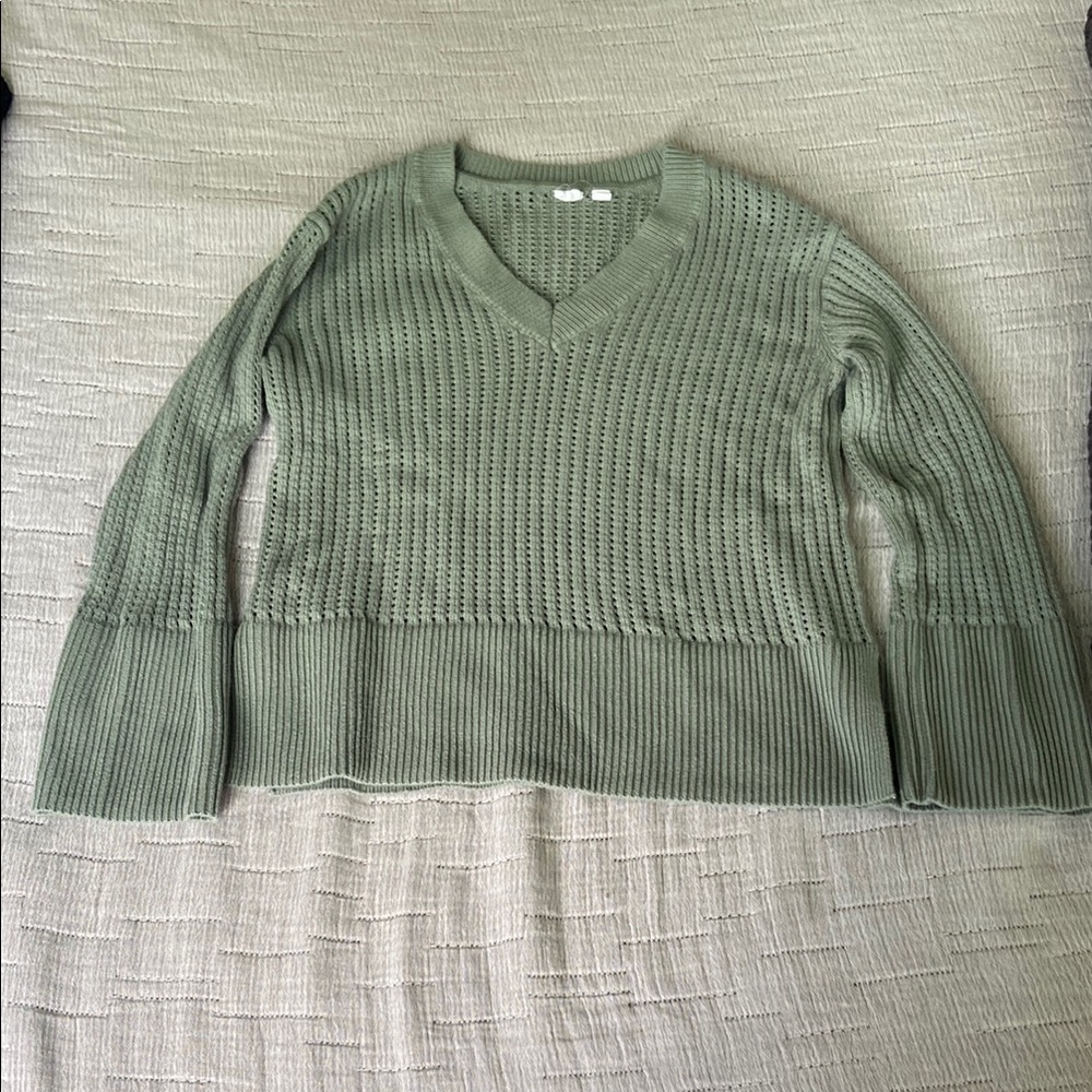 GAP Green V-Neck Sweater with Relaxed Fit